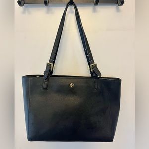 Tory Burch tote bag. Real leather, adjustable straps, 2 inner zipper pockets.